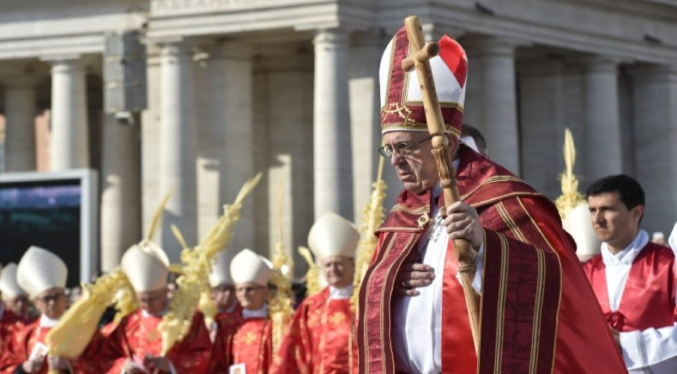 El papa Francisco celebra la misa del Domingo de Ramos sin homilía