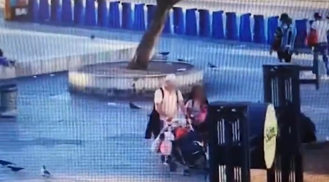 Pareja abandona a una bebé de 7 meses en una plaza de Buenos Aires (VIDEO)