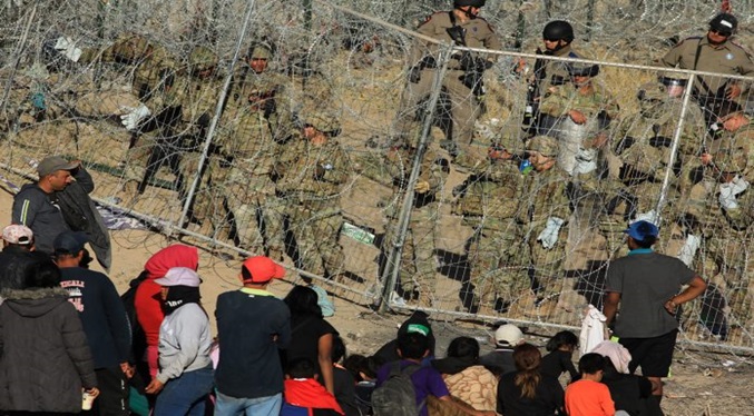 Denuncian agresiones con balas de goma de policía texana a migrantes en frontera de México