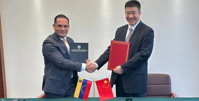 Venezuela y China firman acuerdos para iniciar operaciones de vuelos comerciales