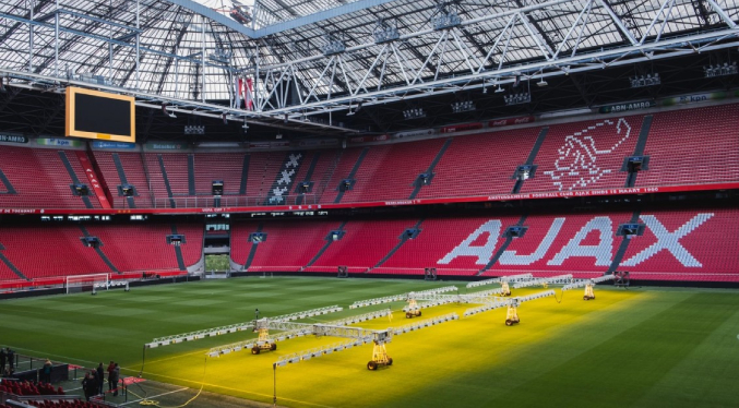 Ajax suspende a su director ejecutivo por uso de información privilegiada