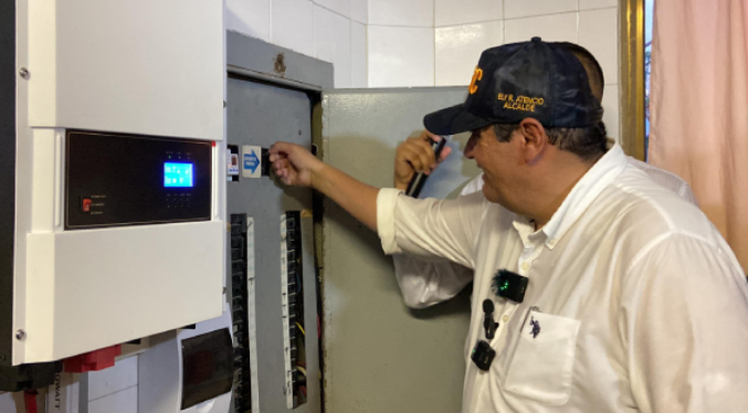 Ely Ramón Atencio inaugura el primer sistema de energía fotovoltaica en un centro de salud en Zulia