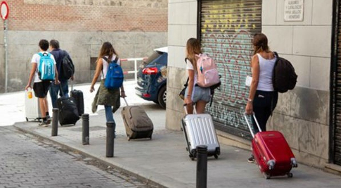 Cobrarán multas de hasta 190 mil euros a quienes alquilen viviendas irregulares a turistas en Madrid