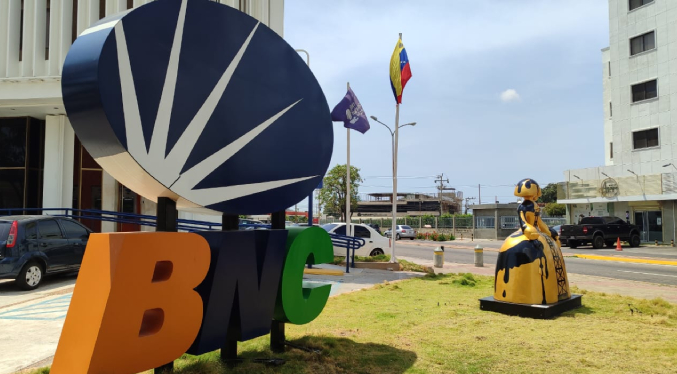 BNC instala la menina «Oro Negro» del artista plástico Antonio Azzato en su sede de Maracaibo