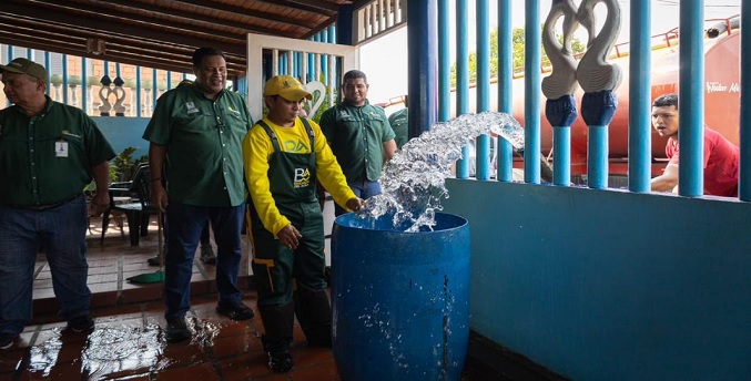 Brigada del Agua llega a la urbanización La Paz para distribuir suministro por cisterna