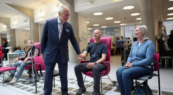 Carlos III visita un centro contra el cáncer en su primer compromiso público