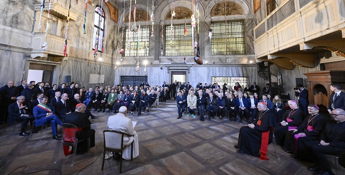 Papa navega por Venecia entre reclusas, jóvenes y artistas