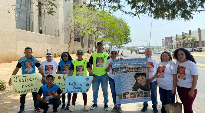Familiares de Armando Serrano exigen una condena justa frente al Palacio de Justicia en Maracaibo