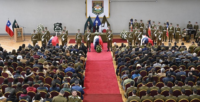 El sur de Chile celebra emotivos funerales para los tres policías asesinados