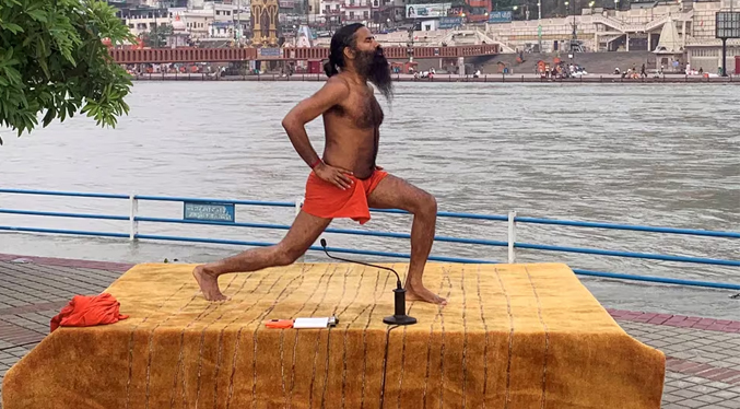Gurú del yoga de la India a juicio por prometer curas para el cáncer y coronavirus