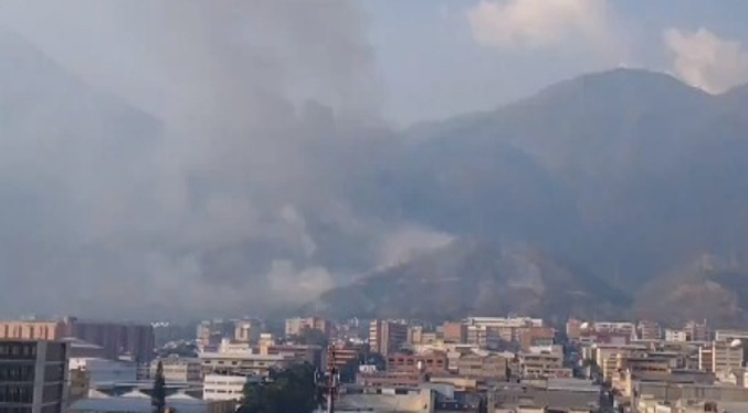 Humareda por incendios cubre gran parte de Caracas