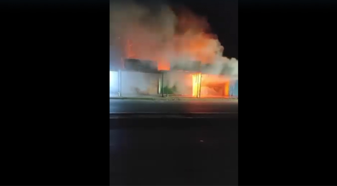 Incendio consume varios locales comerciales en Chichiriviche