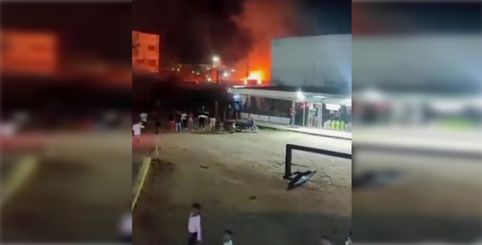 Incendio afecta cuatro establecimientos de comida en Chichiriviche