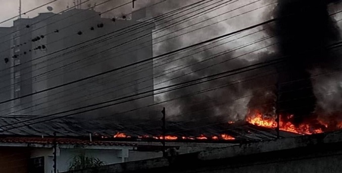 Incendio arrasa con un autolavado en Aragua