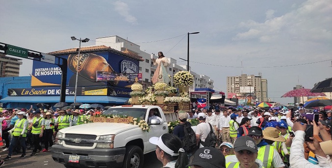 La grey se vuelca en amor en la Procesión de la Misericordia