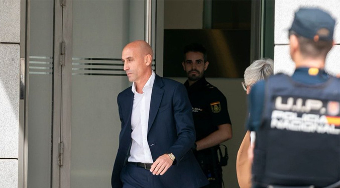 Luis Rubiales es detenido tras aterrizar en Madrid