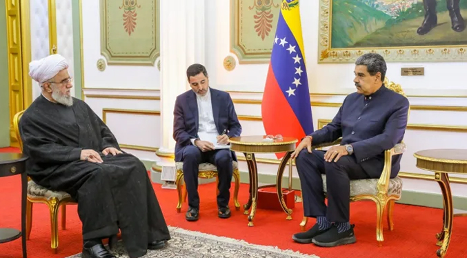 Nicolás Maduro recibe en Miraflores a una delegación de Irán