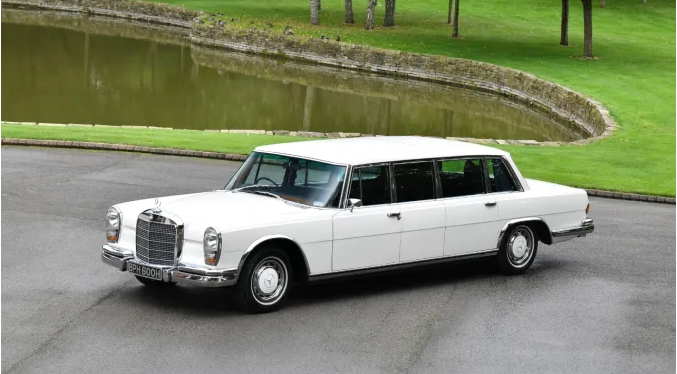 Colocan a la venta un Mercedes-Benz que perteneció a John Lennon y George Harrison