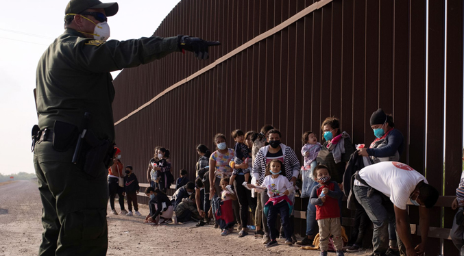 Venezolano en frontera mexicana: Venimos con ilusión de cruzar a EEUU y ley SB4 nos congela