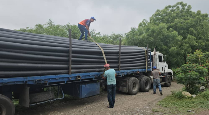 Ministerio de agua entrega mil 608 metros de tubería para continuar obras en La Mulata