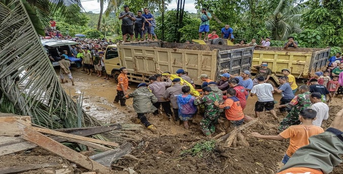 Mueren 19 personas por deslizamientos de tierra en Indonesia