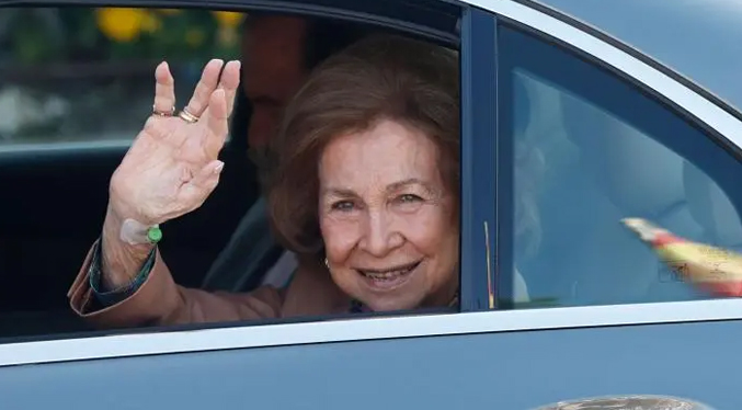 Dan de alta a la reina Sofía tras estar cuatro días hospitalizada por una infección urinaria