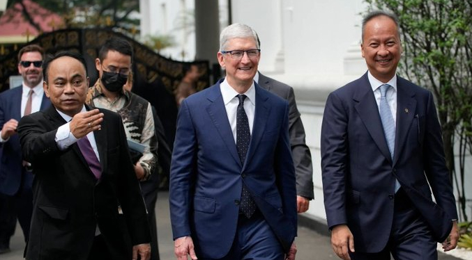 El jefe de Apple discute inversiones con el presidente de Indonesia (Video)