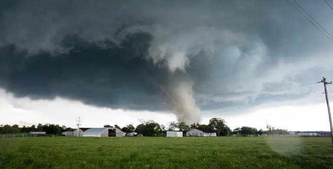 Múltiples tornados en Oklahoma dejan al menos dos muertos a su paso