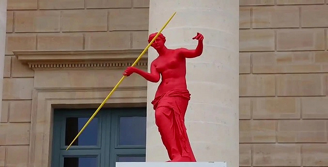 Venus de Milo olímpicas se instalan en la Asamblea Nacional francesa previo a los JJOO