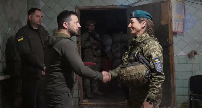 Zelenski visita a tropas ucranianas que defienden Chasiv Yar, objetivo prioritario ruso