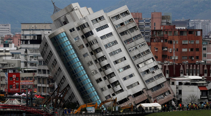 Serie de fuertes terremotos provoca el derrumbe parcial de cuatro edificios en Taiwán