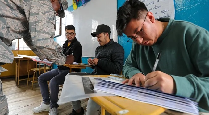 Culmina con 72 % de participación el referéndum en Ecuador