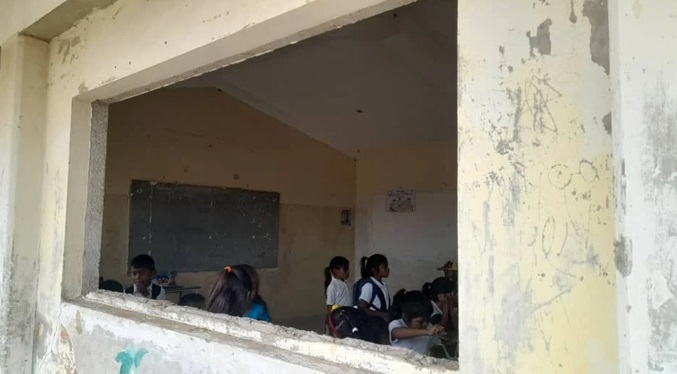 Estudiantes del colegio Sonia Amparo Gómez en la Guajira reciben clases en el piso