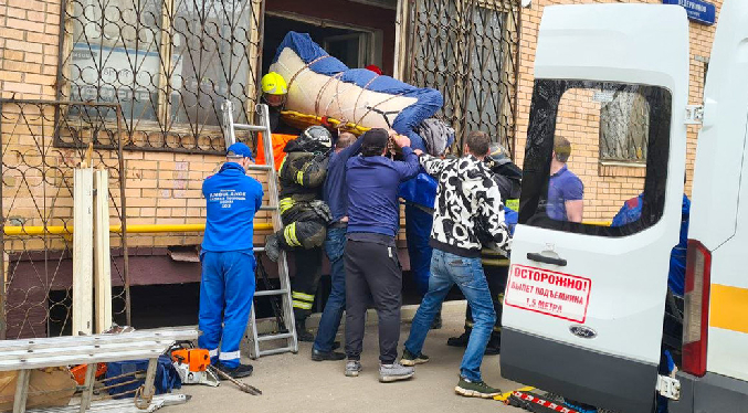 Evacúan a un hombre de 300 kg de un apartamento en Rusia