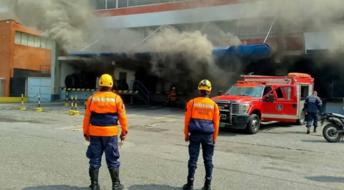 Combaten incendio en edificio «Empresarial Mejor» en Miranda