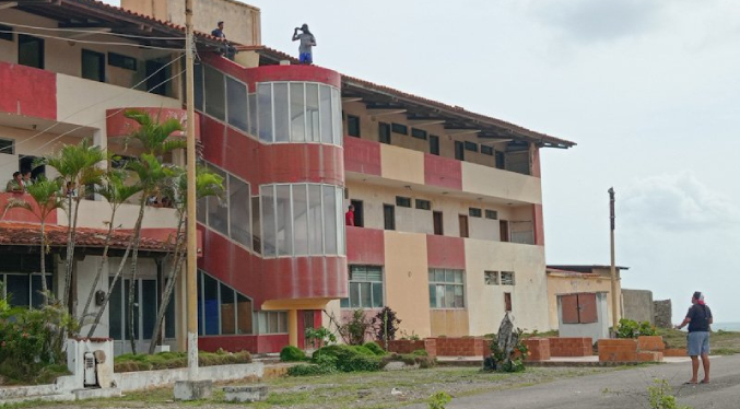 Unas 30 familias invaden las instalaciones del hotel El Yunque de Carúpano