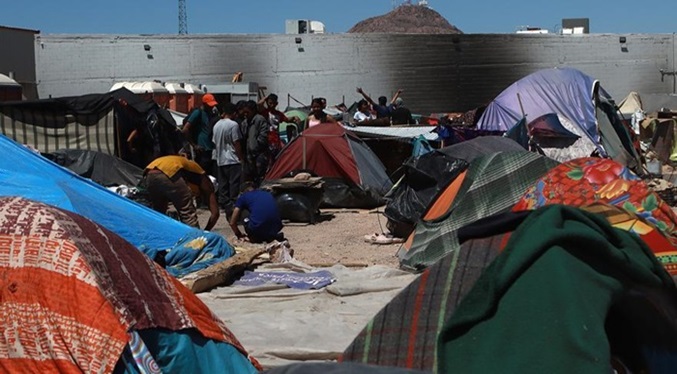 Miles de migrantes arman campamento en México tras operativos en los trenes