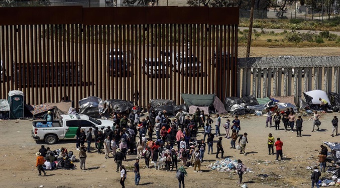 México promete «atención digna» a migrantes en visita de la canciller a la frontera norte