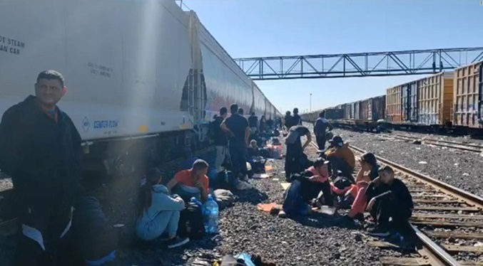 Migrantes suben de nuevo a los trenes de México ante crecientes operativos