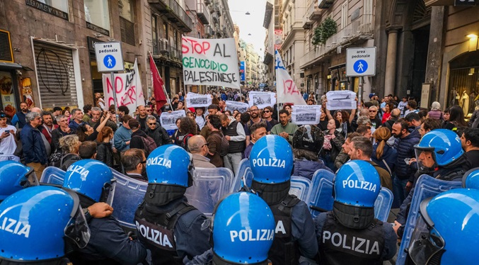 Varios heridos en enfrentamientos entre la Policía y protestantes «anti OTAN» en Nápoles
