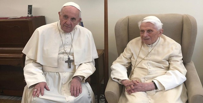 Francisco revela cambios en el funeral de los papas y cómo fue su relación con Ratzinger