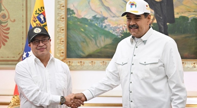 Maduro recibe a Petro en Caracas