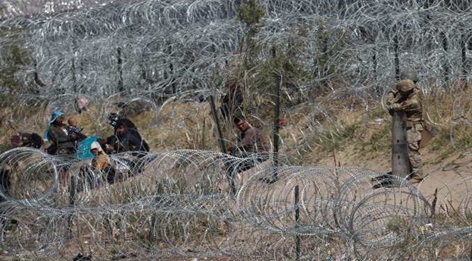 Migrantes en México denuncian que Texas coloca una nueva barricada para impedirles acampar