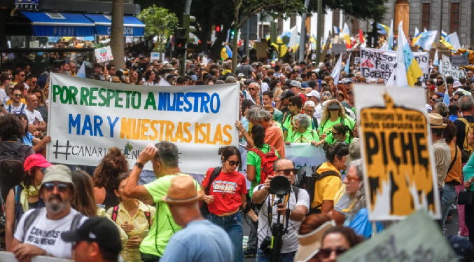 Protestas multitudinarias en las islas Canarias contra el turismo de masas