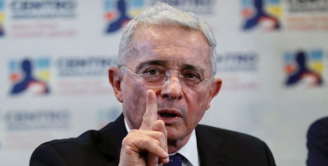 Fiscalía Colombia acusa al expresidente Álvaro Uribe por tres delitos
