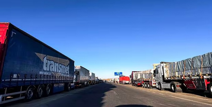 “Miles” de camiones de alimentos quedan varados en Egipto tras el cierre de cruce de Rafah
