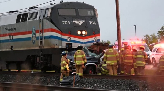 Tren Amtrak choca contra camioneta en Nueva York y provoca muerte de un niño y dos adultos