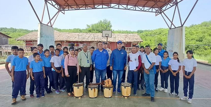 Gobernación de Zulia dota de instrumentos gaiteros a la subregión Guajira