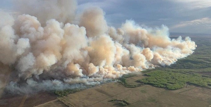 Incendios forestales en Canadá provocan la evacuación de miles de personas