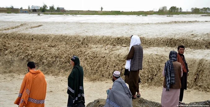 Talibanes elevan a 70 los muertos en inundaciones súbitas en el norte de Afganistán